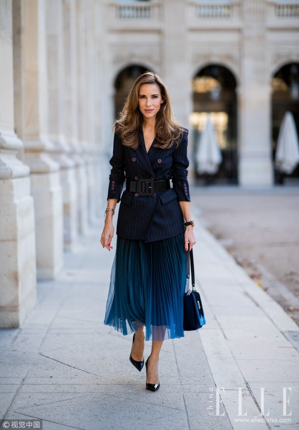 说百褶裙显胖,那是你不会配西装